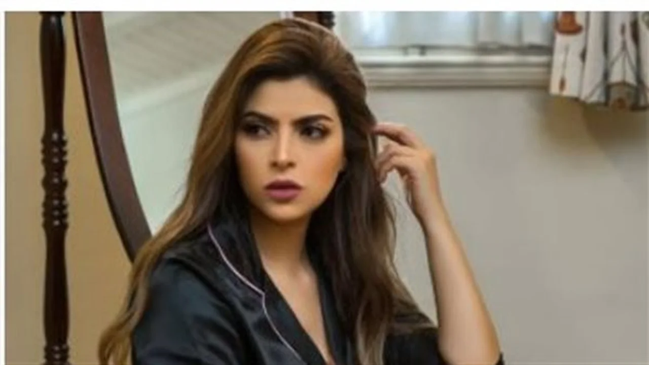 إطلالة جذابة.. ميرنا جميل تبهر جمهورها بظهور لافت بعد ختام رحلة ماليزيا